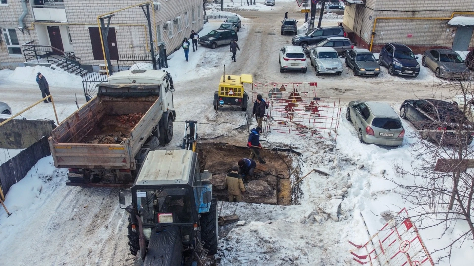 Проводится ремонт коммуникаций под автодорогой на улице Орая в Йошкар-Оле