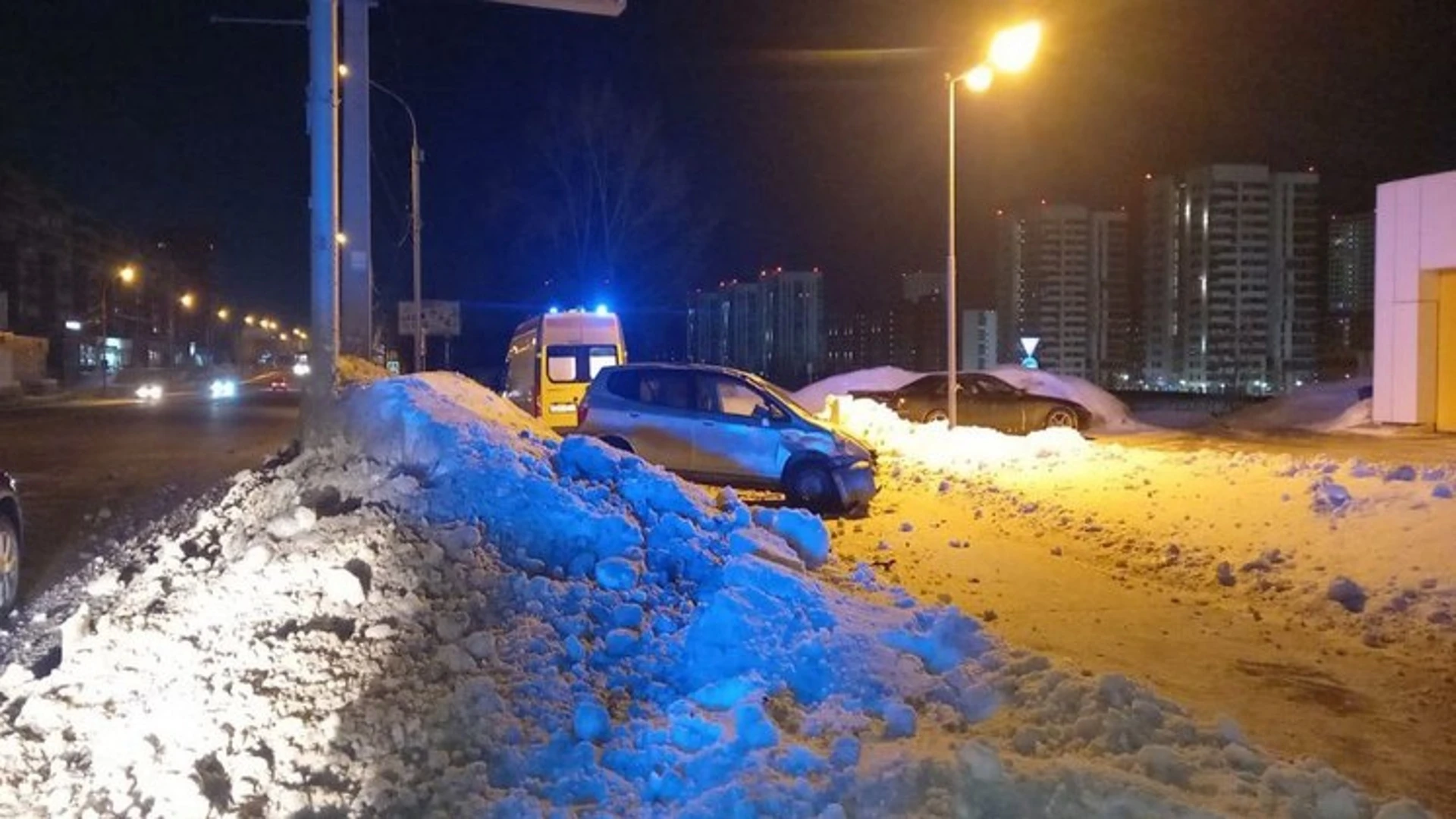 Водитель от удара вылетел в окно и погиб под своим же автомобилем в Новосибирске