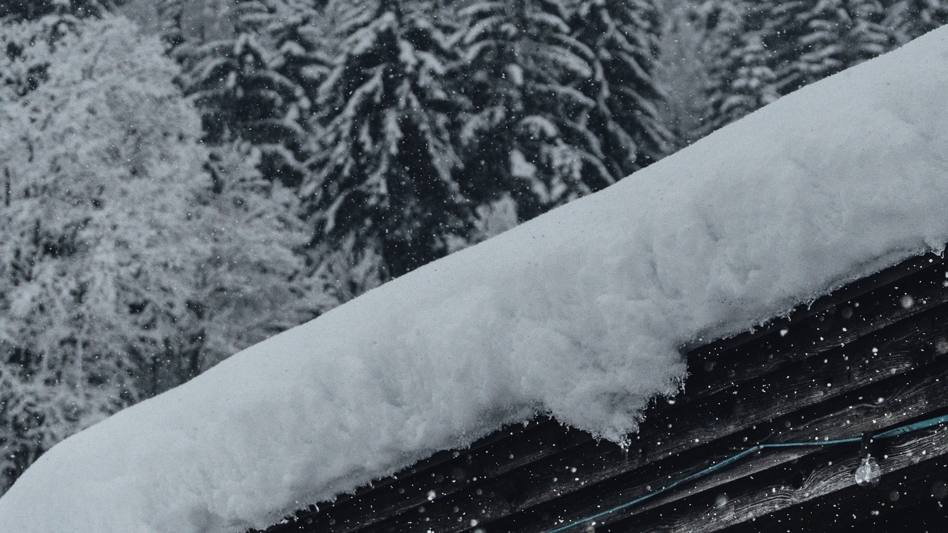 Snow from the roof fell on two pensioners in Izhevsk