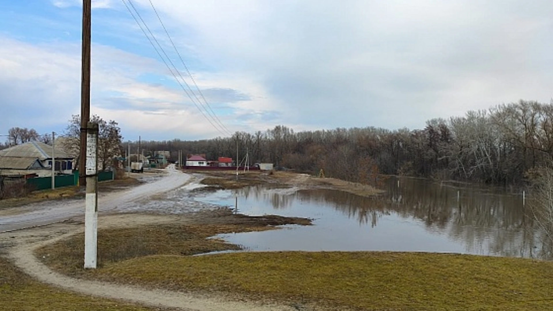 Inundación de primavera: en Uryupinsk eliminó las inundaciones de parcelas de hogar