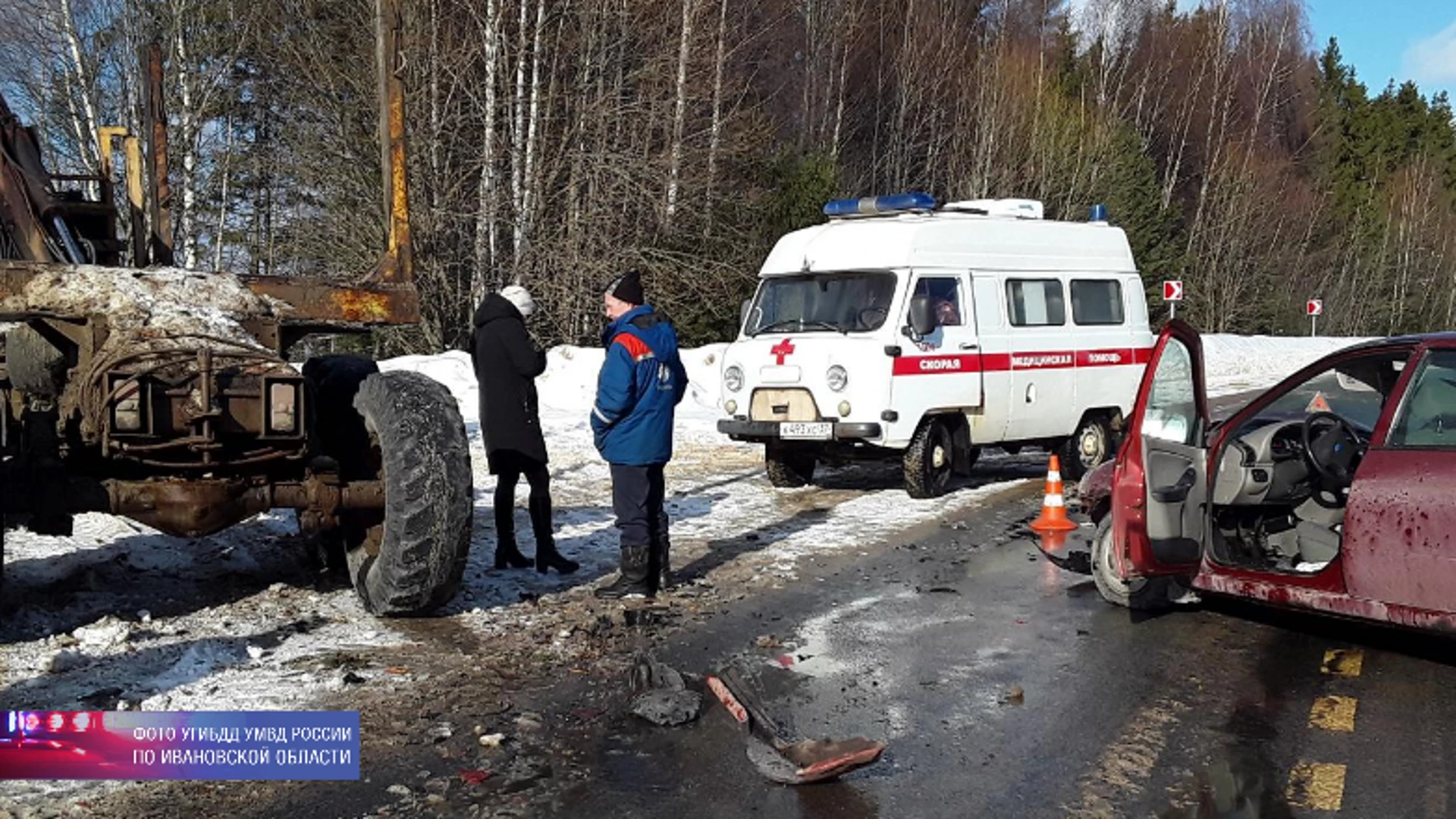 Sulla strada nella regione di Ivanovo, un rimorchio di un camion pesante ha volato in una macchina del passeggero