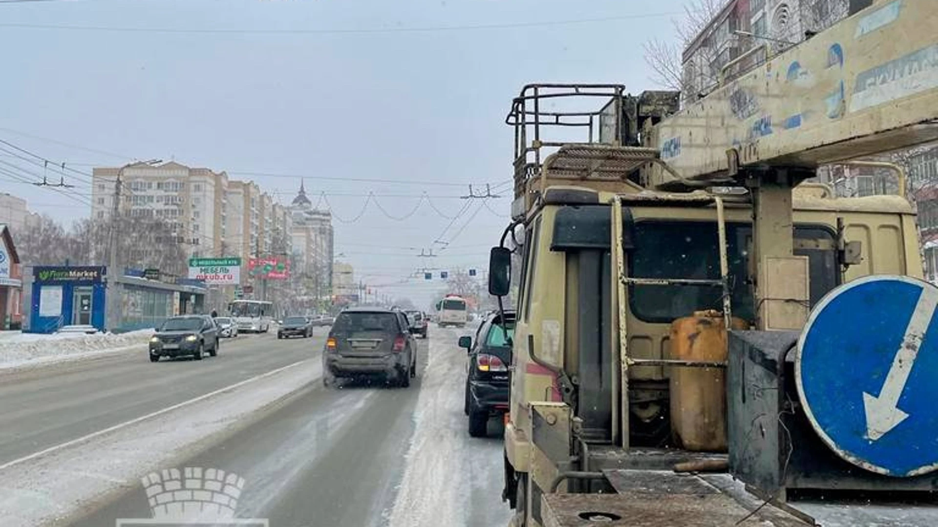 Tomsk'ta Irkutsk yolunda yüklenen yeni yol işaretleri