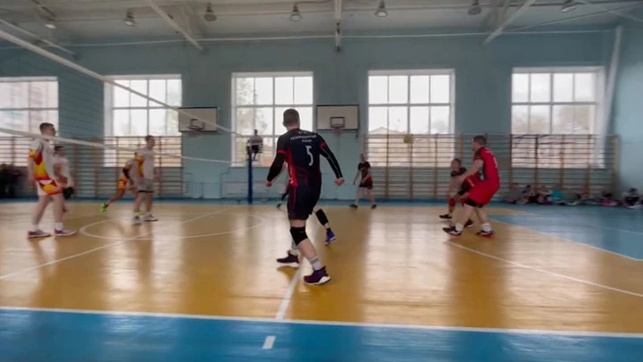 Vesti - Região de Amur Em Blagoveshchensk, o campeonato de voleibol entre as equipes femininas e masculinas terminou