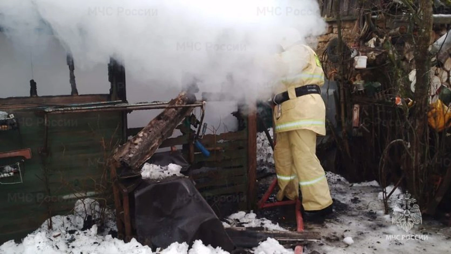 In der Region Orel sparten Feuerwehrleute aus dem Feuer ein Haus, Wohnung und Garage mit “Moskvich”