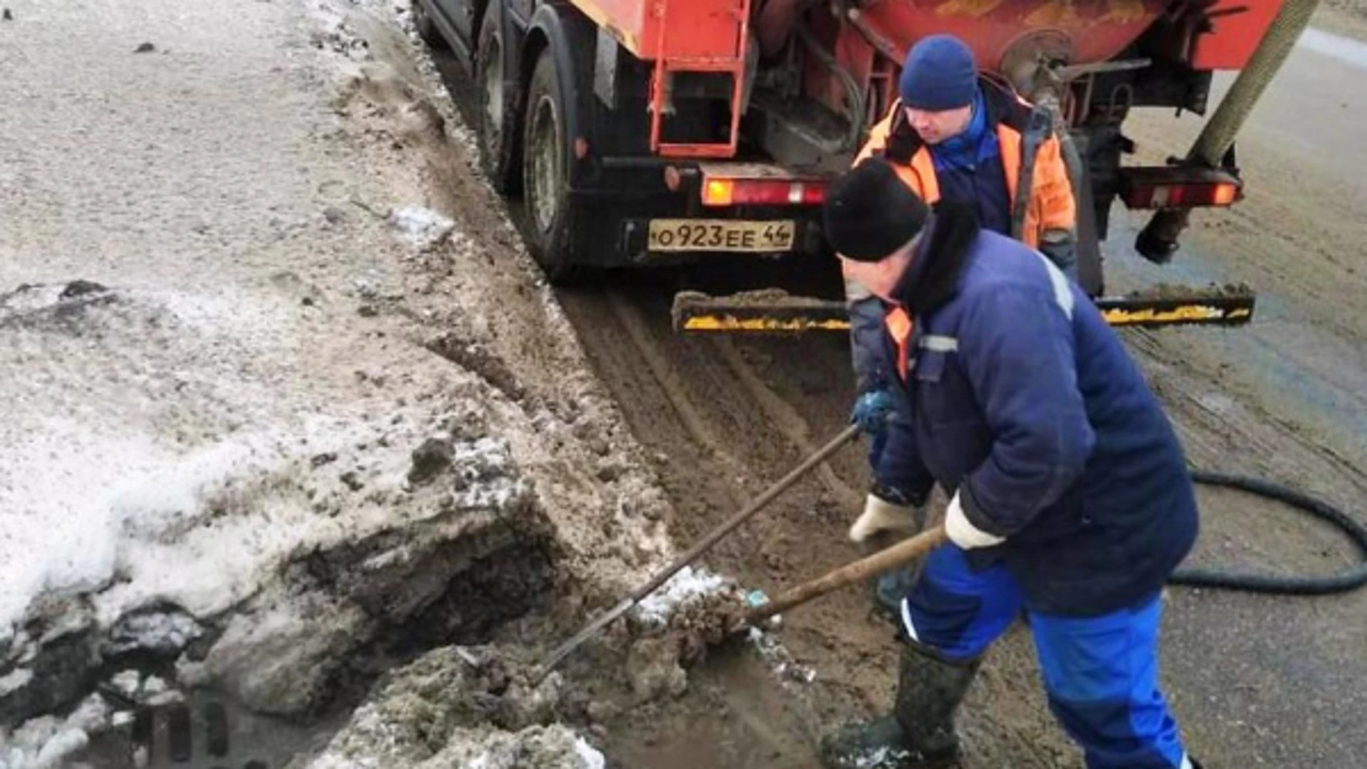 Ливнёвки в Костроме оперативно очищают от снега и наледи