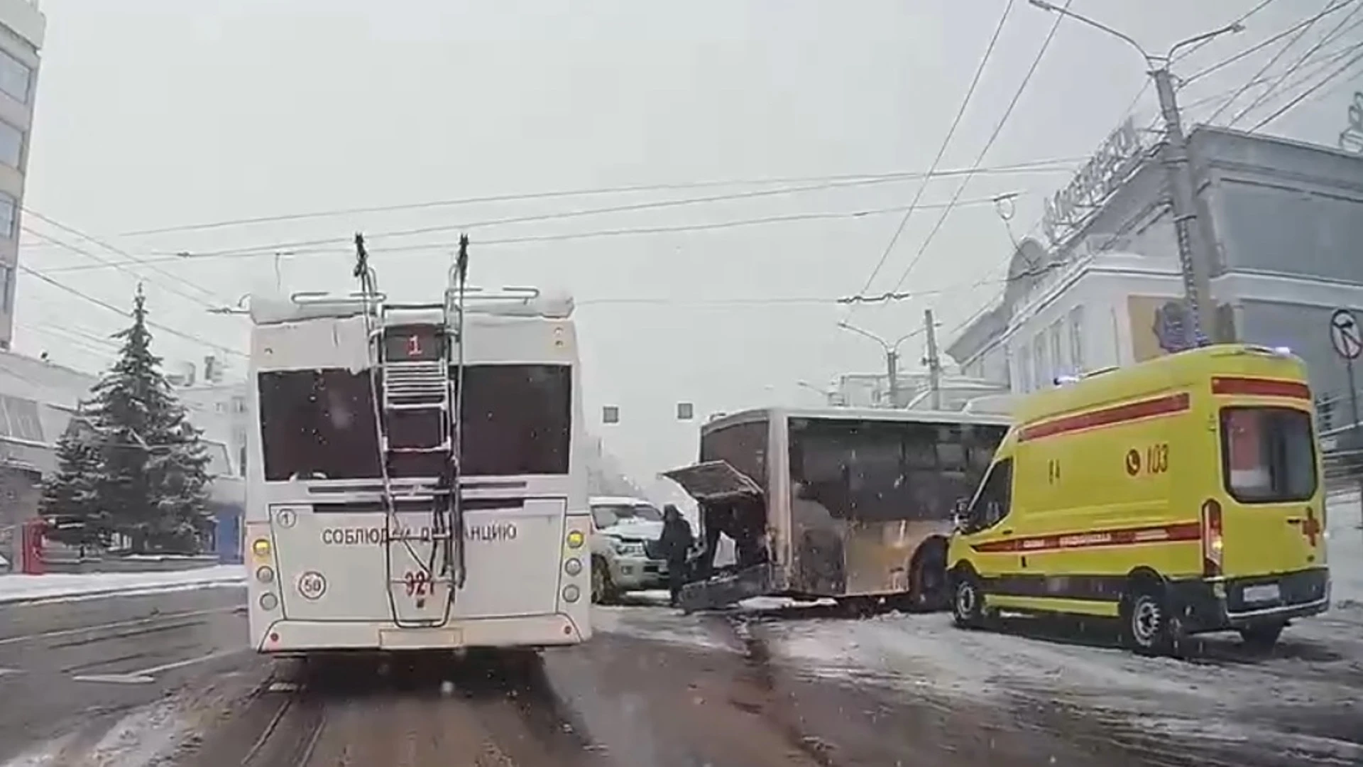 Три человека пострадали в ДТП с автобусом и внедорожником в Чебоксарах