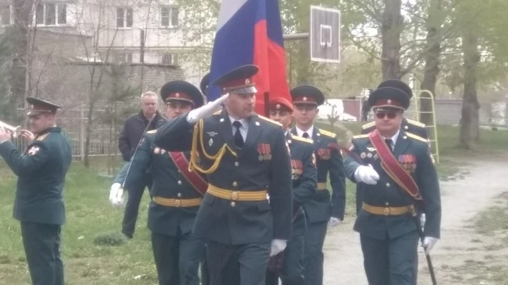 Вести. Южный Урал Парад у дома ветерана Великой Отечественной провели в Челябинске