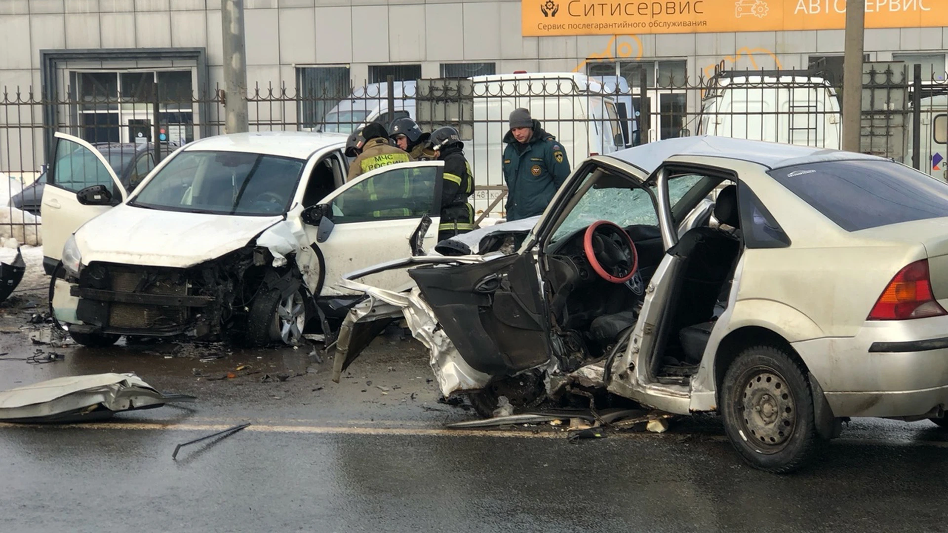 В смертельной аварии на улице Магистральной в Ярославле пострадали трое детей