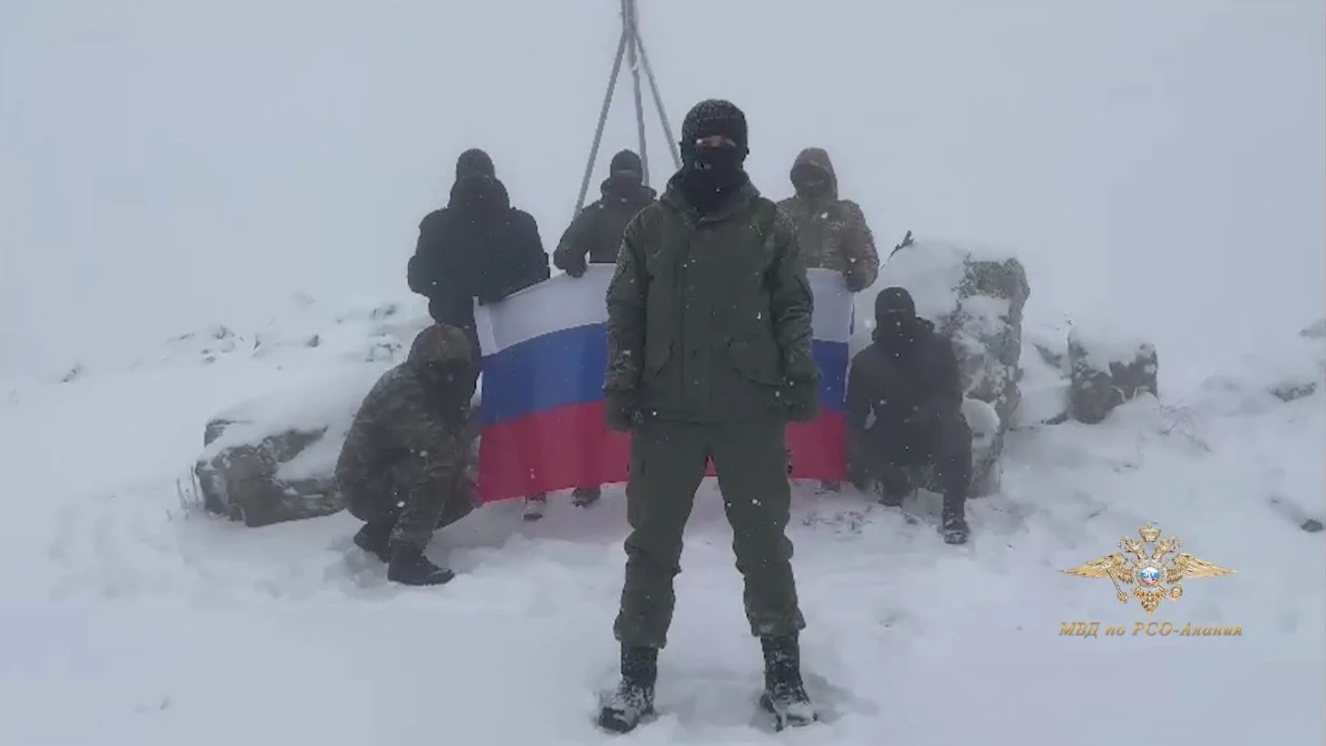 В День защитника Отечества бойцы спецподразделения "Гром" в Северной Осетии совершили восхождение на гору Фетхуз