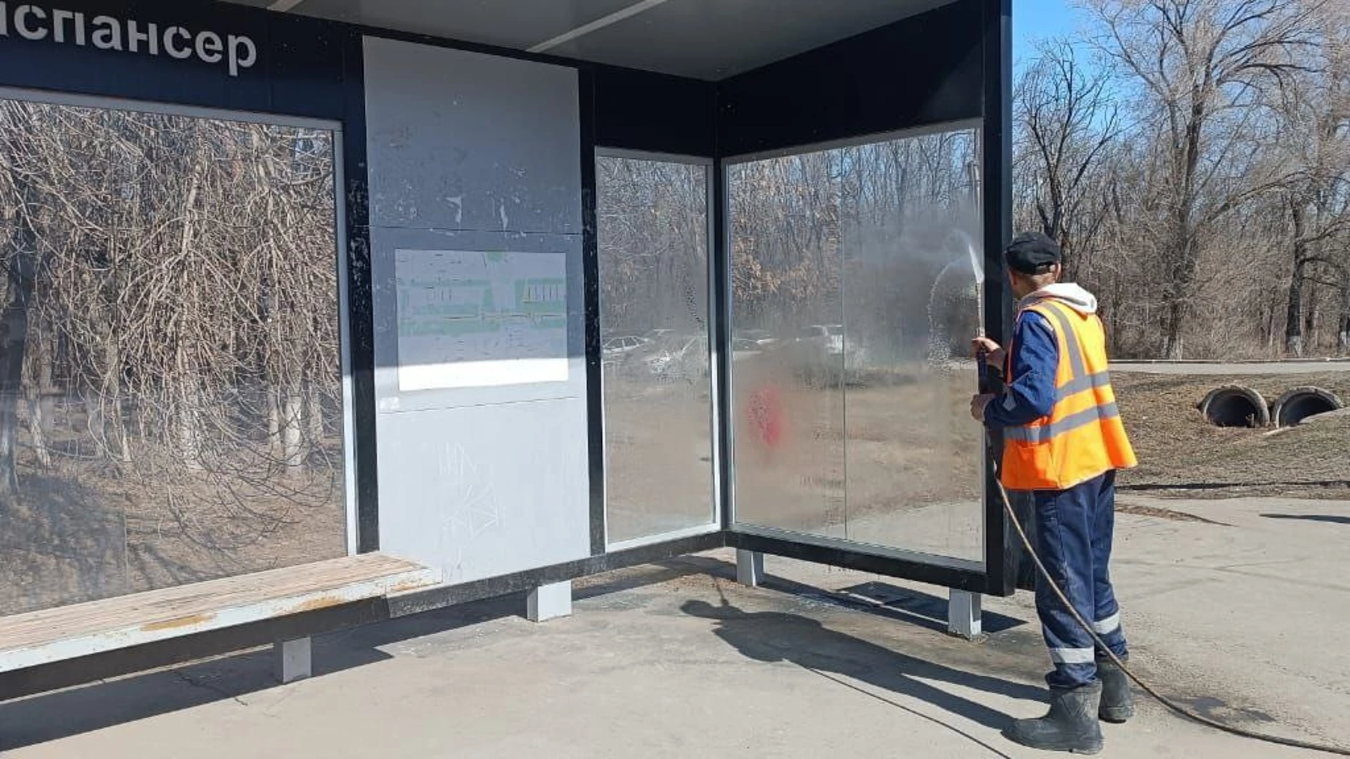 Wash stops and clean sidewalks: general cleaning started in Orenburg