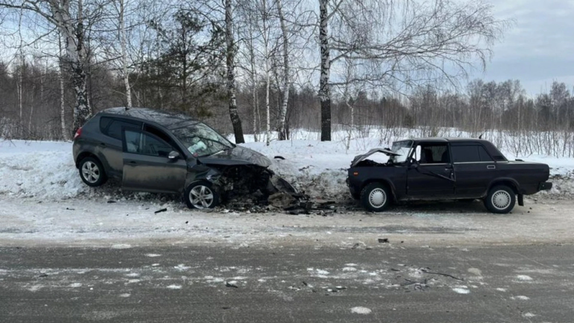 Водитель автомобиля ВАЗ попал в больницу после лобового ДТП в Томске