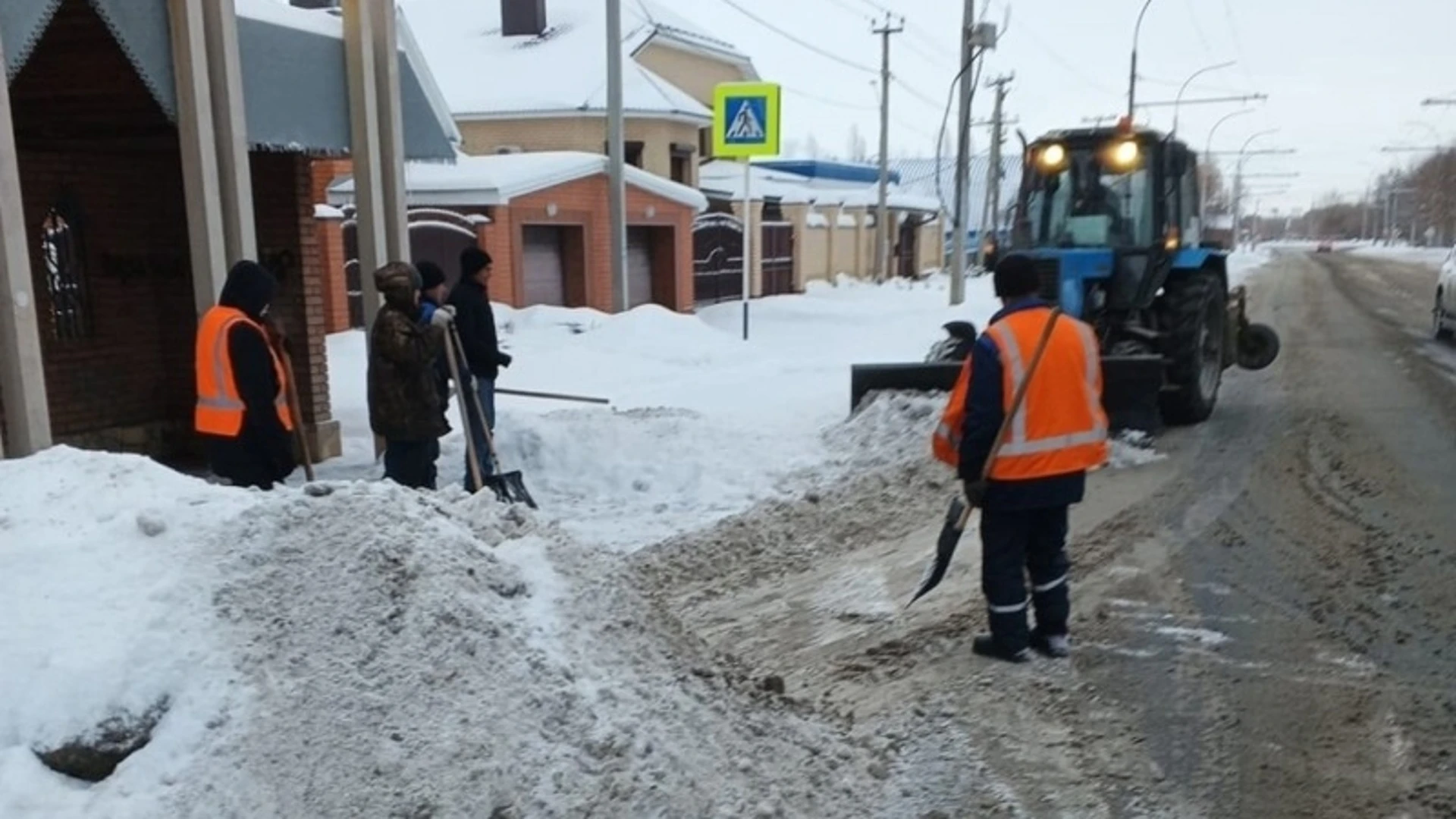 В Оренбурге продолжается уборка снега с дорог и тротуаров