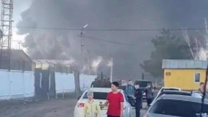 ЧП Масштабный пожар в омской промзоне попал на видео