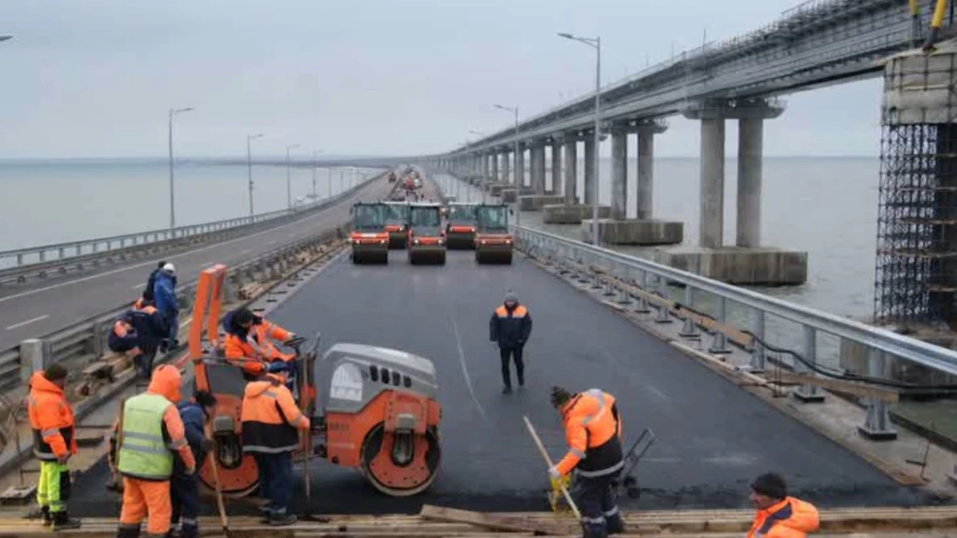 Крымский мост начали асфальтировать