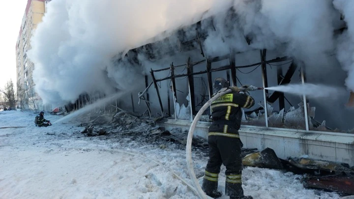 ЧП Крупный пожар в торговом комплексе в Коми попал на видео