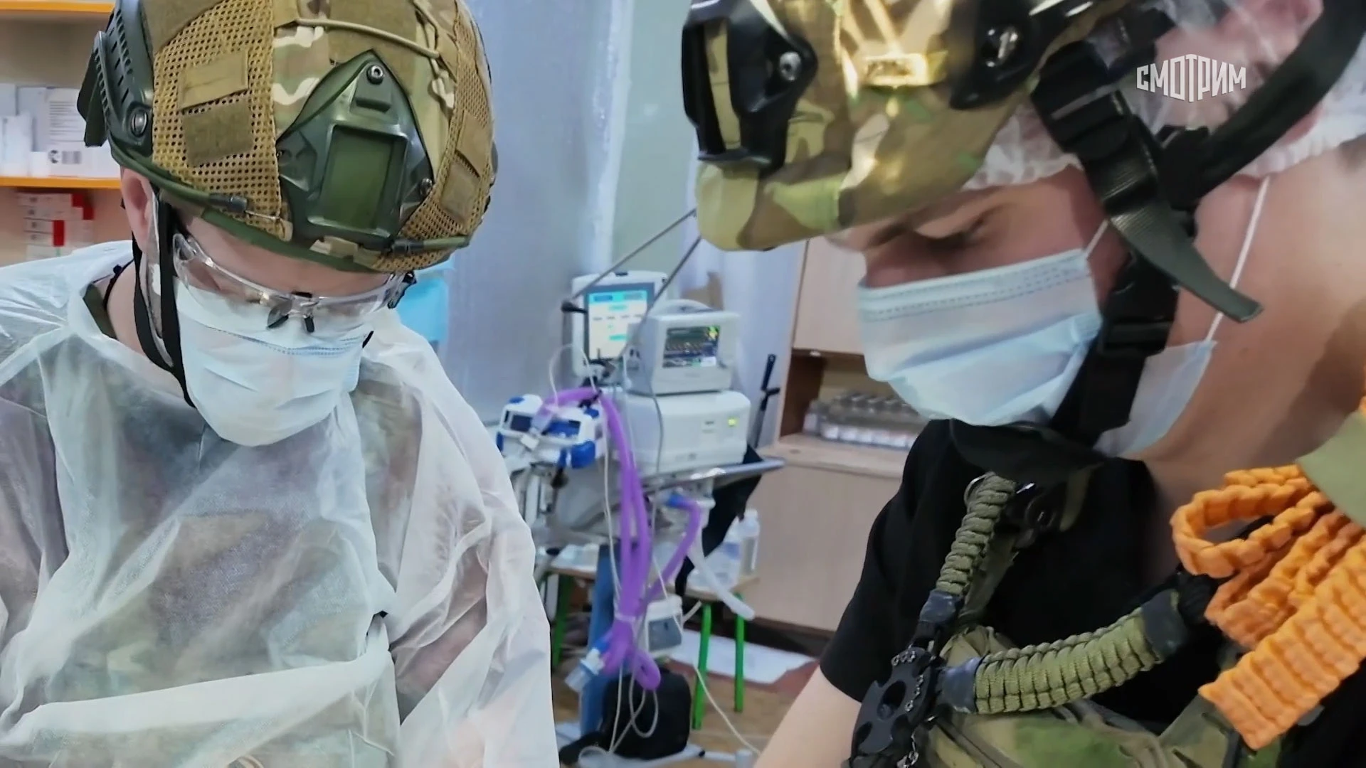 Imagens únicas do trabalho de médicos militares no relatório "Hospital". Na borda da guerra”