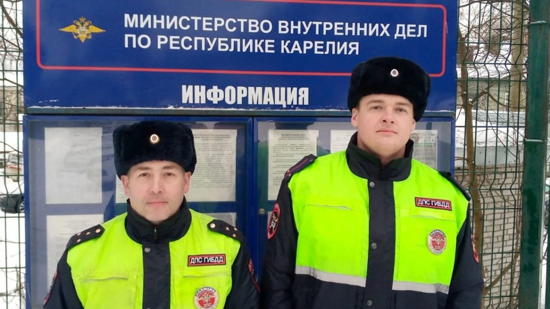 В Карелии дорожные полицейские вынесли мужчину из горящей квартиры