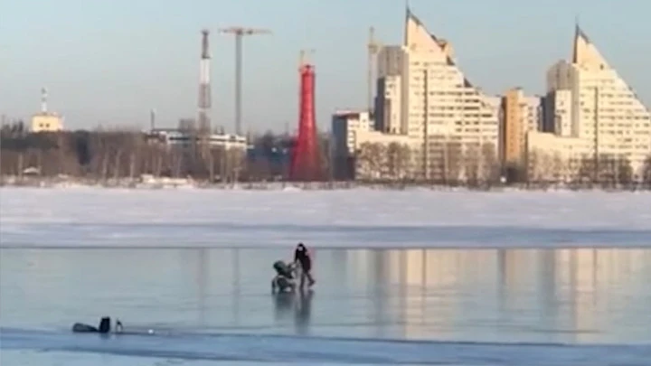 Видео из Сети Воронежец на коньках и с детской коляской покатался на опасном льду водохранилища