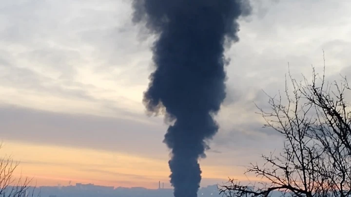 ЧП Очевидцы сняли на видео крупный пожар на складе в Белгороде