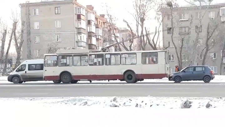 Видео из Сети В Челябинске автомобиль врезался в троллейбус