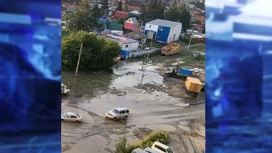 В Новосибирске вода затопила дворы домов и трамвайную линию после прорыва трубы