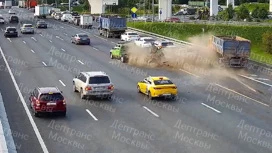 Грузовик врезался в колонну автомобилей на МКАД