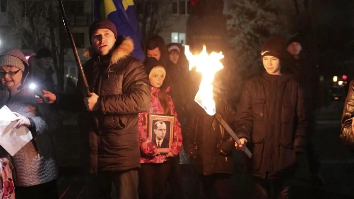 Вести в 20:00 Зеленский словно готовится к войне и поощряет бандеровцев