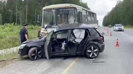 Под Первоуральском автобус столкнулся с легковушкой, пострадали девять человек