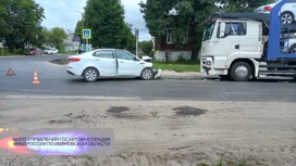 Иномарка столкнулась с автовозом в Ивановской области