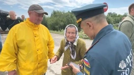 Пожарные из Миасса помогают бабушке добраться до храма по размытым дорогам