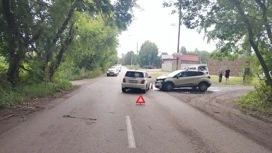 В Новосибирске двоих детей увезли в больницу после столкновения автомобилей