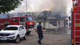 В Туапсе полыхает крупный пожар на городском рынке