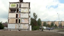 Жители полуразрушенного дома на улице Сибирской в Нижнем Тагиле вывозят вещи из уцелевших квартир